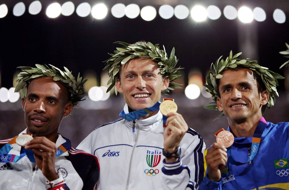 Il podio olimpico di Atene 2004, da sinistra: Mebrahtom Keflezighi (argento), Stefano Baldini, Vanderlei de Lima (bronzo) (Afp)